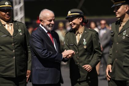 atletas-olimpicos-brasileiros-sao-condecorados-com-medalha-do-exercito