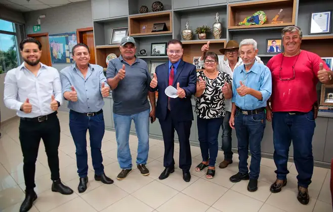botelho-comemora-decisao-do-stj-com-representantes-da-comunidade-serrana