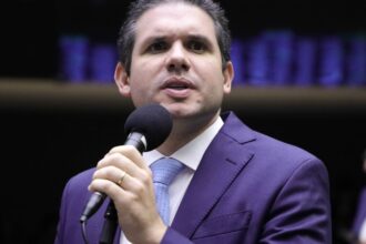 lira-anuncia-hugo-motta-como-candidato-a-presidencia-da-camara