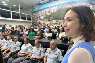 maysa-leao-homenageia-servidores-da-escola-militar-tiradentes