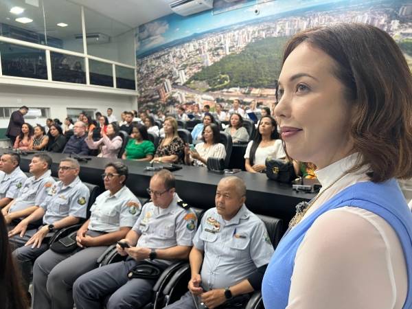 maysa-leao-homenageia-servidores-da-escola-militar-tiradentes