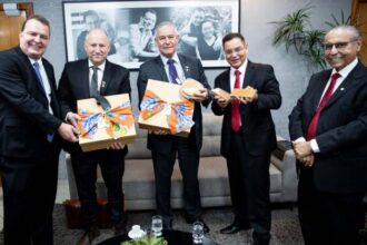 botelho-recebe-embaixador-de-israel,-daniel-zonshine,-e-ressalta-potencial-agropecuario-de-mt