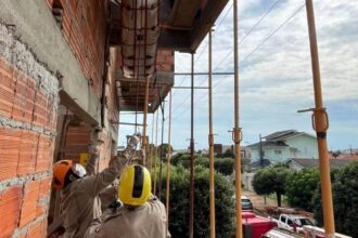 bombeiros-socorrem-trabalhador-vitima-de-choque-eletrico-em-construcao