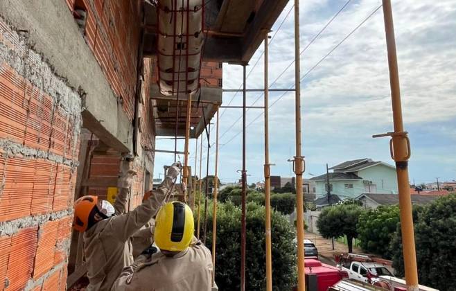 bombeiros-socorrem-trabalhador-vitima-de-choque-eletrico-em-construcao