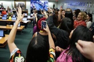 sob-protestos,-ccj-da-camara-aprova-pec-que-proibe-aborto-legal