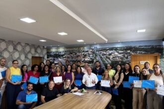 chico-2000-entrega-certificados-a-alunos-do-curso-de-pos-graduacao-em-direito-administrativo