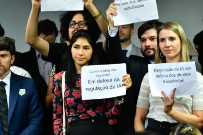 debate-sobre-desinformacao-adia-votacao-de-projeto-que-regula-ia