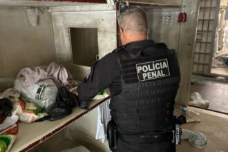 operacao-nas-unidades-prisionais-apreende-170-celulares,-drogas-e-prende-policial-penal-em-flagrante