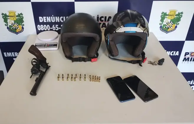 dupla-e-presa-pela-policia-militar-com-arma-de-fogo,-apos-perseguicao-policial