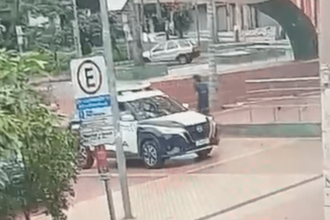 imagens-comprovam-que-homem-entrou-em-viatura-e-se-trancou-em-porta-malas;-veja-video