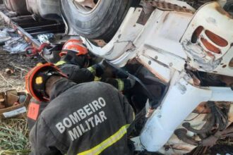 bombeiros-retiram-vitima-presa-as-ferragens-de-veiculo-apos-acidente-na-mt-320