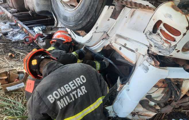 bombeiros-retiram-vitima-presa-as-ferragens-de-veiculo-apos-acidente-na-mt-320