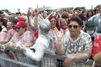 manifestantes-comemoram-democracia-na-praca-dos-tres-poderes