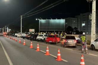 sete-pessoas-sao-presas-e-25-veiculos-removidos-durante-operacao-lei-seca