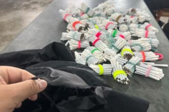 advogado-e-flagrado-tentando-entrar-com-pacotes-de-cigarro-na-penitenciaria-central