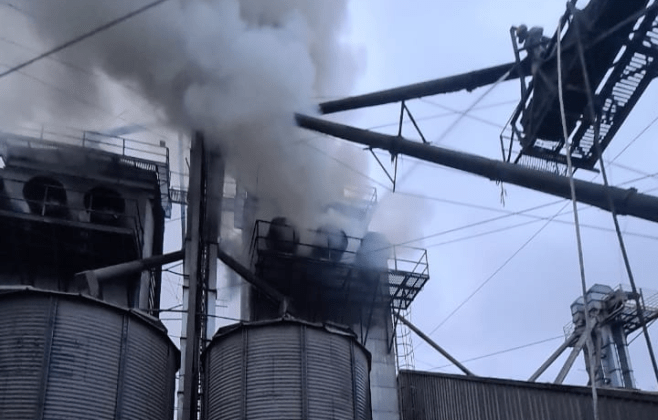 corpo-de-bombeiros-extingue-incendio-em-secador-de-graos-em-industria