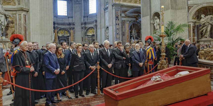lula-presta-homenagem-ao-papa-francisco-em-velorio-no-vaticano