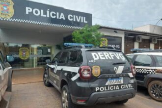 casal-e-preso-em-flagrante-por-roubo-em-farmacia-no-centro-de-varzea-grande