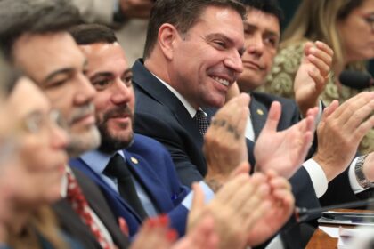 camara-suspende-acao-penal-contra-ramagem-por-atos-do-8-de-janeiro