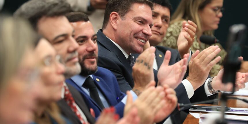 camara-suspende-acao-penal-contra-ramagem-por-atos-do-8-de-janeiro