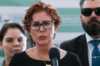 camara-autoriza-licenca-de-127-dias-a-deputada-carla-zambelli