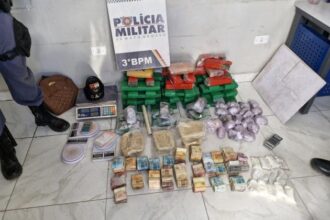 policia-militar-desarticula-quadrilha-e-apreende-43-tabletes-de-drogas-e-r$-87-mil-em-dinheiro