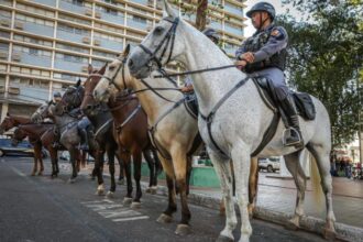 cavalaria-da-pm-prende-dois-foragidos-da-justica-durante-abordagem-em-varzea-grande