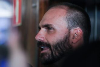 eduardo-bolsonaro-pede-a-hugo-motta-para-exercer-mandato-dos-eua