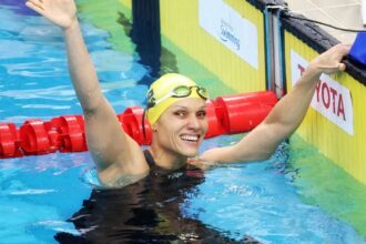 carol-santiago-e-tricampea-mundial-dos-100m-costas-em-singapura