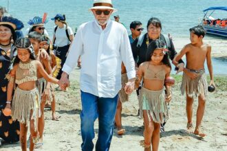 lula-visita-aldeia-indigena-e-promete-energia-para-4,3-mil-familias