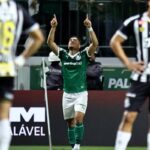 vitor-roque-decide-e-palmeiras-vence-classico-com-santos-no-brasileiro