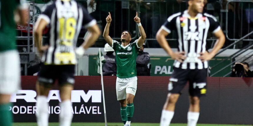 vitor-roque-decide-e-palmeiras-vence-classico-com-santos-no-brasileiro
