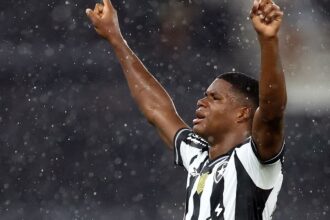 panamenho-jose-kadir-leva-botafogo-a-vitoria-no-brasileiro