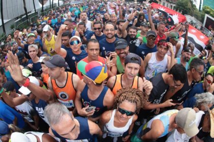 com-disposicao-e-alegria,-corredores-anonimos-agitam-a-sao-silvestre