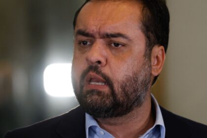 claudio-castro-diz-que-sai-do-governo-do-rio-“de-cabeca-erguida”