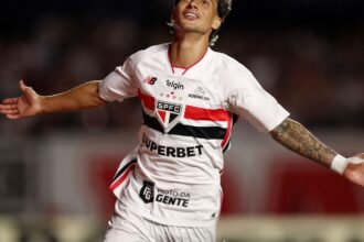 brasileirao:-ferreira-brilha-e-sao-paulo-aplica-4-a-1-no-cruzeiro