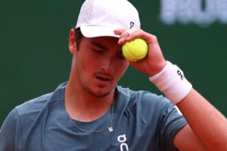 joao-fonseca-cai-nas-quartas-de-monaco-para-zverev,-numero-3-do-mundo