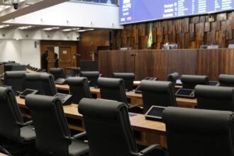 proposicoes-legislativas-sobre-ia-favorecem-controle-e-vigilancia